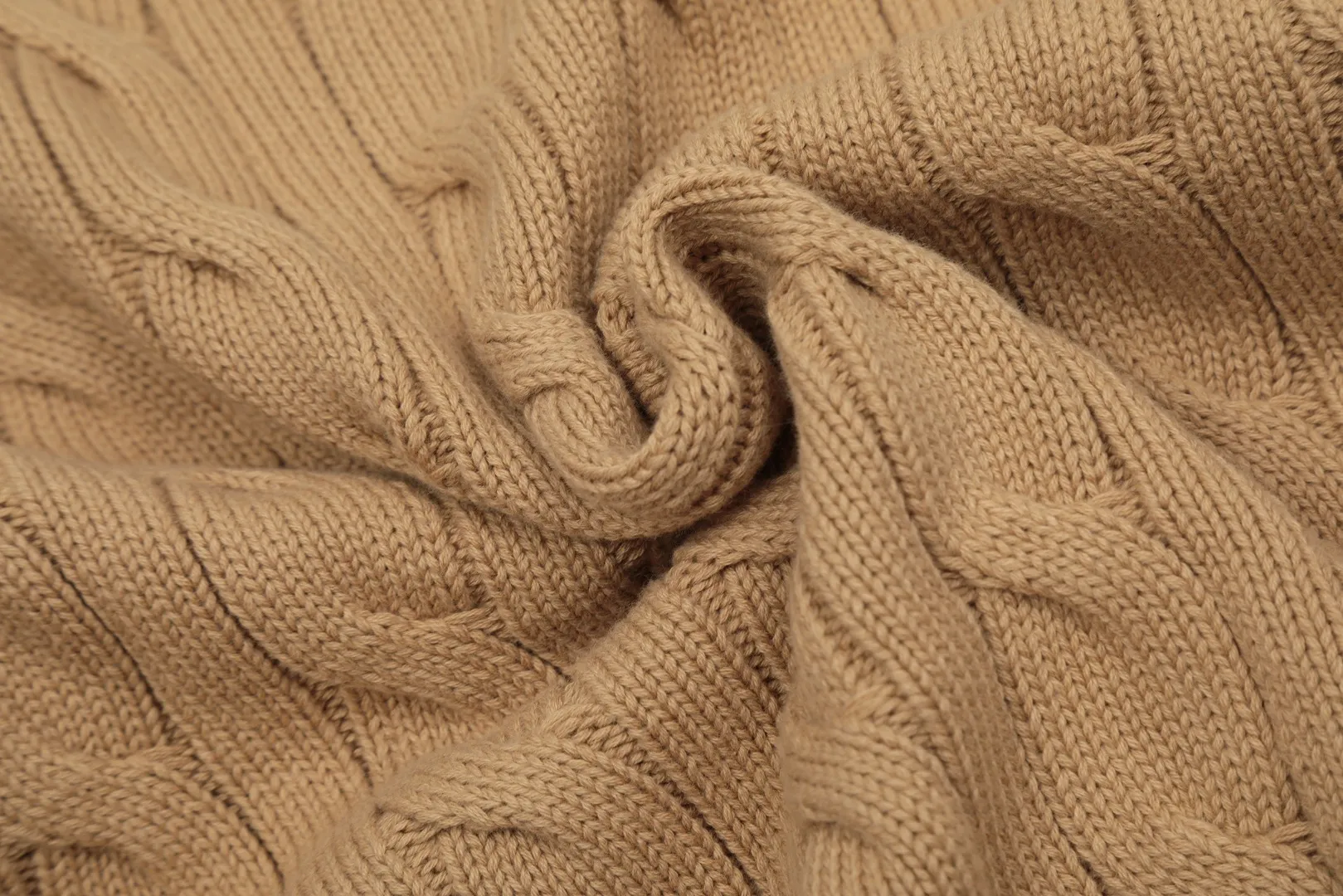 P230 Top quality" Style number: DS006# (not off the shelves all year round) [Ralph Lauren round neck solid color pony embroidery logo twist knitted cardigan] ✅Ralph Lauren Ralph Lauren classic basic versatile knitted cardigan jacket for all seasons ✅Main supplier platform live broadcast Wholesale entity Replacement if out of stock Not off the shelf ✅ZP quality 1:1 version Scan the code to enter the GF website Counter quality ✅Detailed quality The only one in Guangzhou Imported quality cotton yarn Focus on high-end, cost-effective, and good quality. Needless to say, the version is restored to the original version. The maximum size can be worn up to 160 pounds. Loose, comfortable and stress-free. ✅The upper body is simple and easy to match. A must-have for goddess ootd. Good-looking clothes are never picky. Must-have items in goddess wardrobe. Size: S- Navy blue white label Navy blue red label